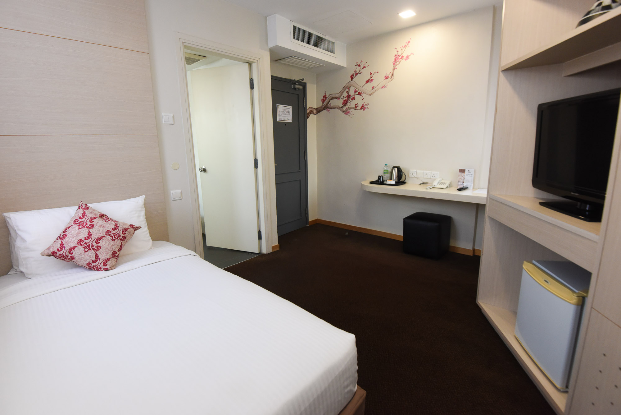 Perfect for the single traveller looking for a relaxing rest after a long day. The Standard Single room is equipped with the standard amenities such as air-conditioning, shower facilities, complimentary WiFi, in-room safe and much more to ensure a comfort stay.
